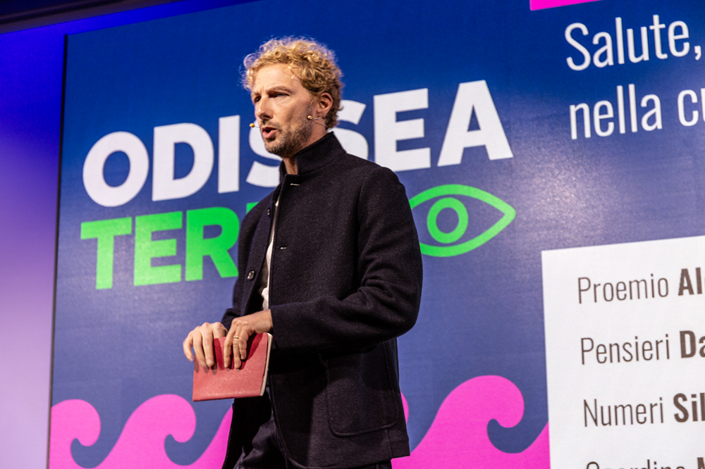 Alessandro D'Avenia parla al pubblico di Odissea Terra